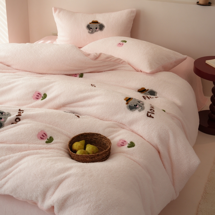 91家纺网 家纺一手货源 找家纺 禾时 2025新款蚂蚁绒牛奶绒毛巾绣四件套 吉象如意