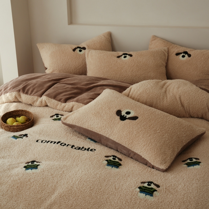 91家纺网 家纺一手货源 找家纺 禾时 2025新款蚂蚁绒牛奶绒毛巾绣四件套 狗狗派对