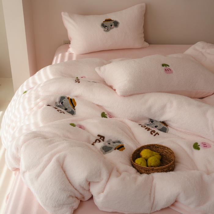 91家纺网 家纺一手货源 找家纺 禾时 2025新款蚂蚁绒牛奶绒毛巾绣四件套 吉象如意