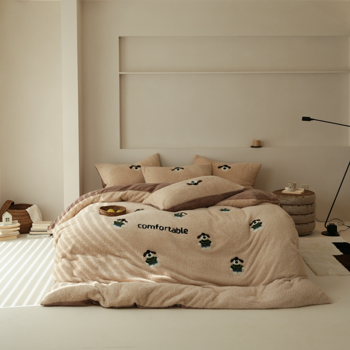 91家纺网 家纺一手货源 找家纺 禾时 2025新款蚂蚁绒牛奶绒毛巾绣四件套 狗狗派对