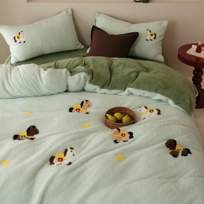 91家纺网 家纺一手货源 找家纺 禾时 2025新款蚂蚁绒牛奶绒毛巾绣四件套 马上有钱