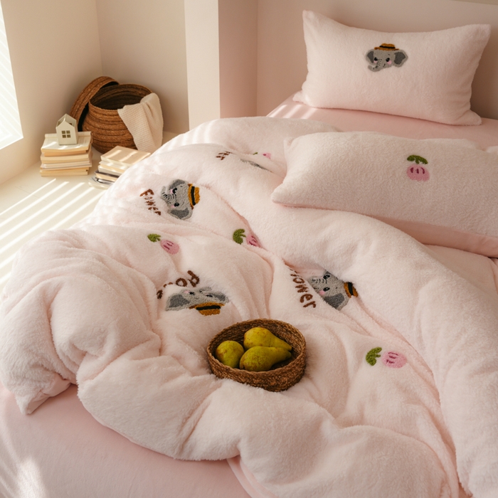 91家纺网 家纺一手货源 找家纺 禾时 2025新款蚂蚁绒牛奶绒毛巾绣四件套 吉象如意