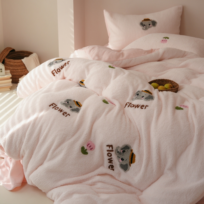 91家纺网 家纺一手货源 找家纺 禾时 2025新款蚂蚁绒牛奶绒毛巾绣四件套 吉象如意