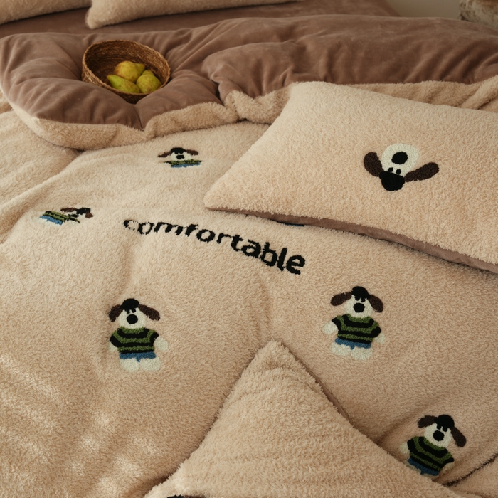 91家纺网 家纺一手货源 找家纺 禾时 2025新款蚂蚁绒牛奶绒毛巾绣四件套 狗狗派对