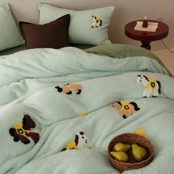 91家纺网 家纺一手货源 找家纺 禾时 2025新款蚂蚁绒牛奶绒毛巾绣四件套 马上有钱