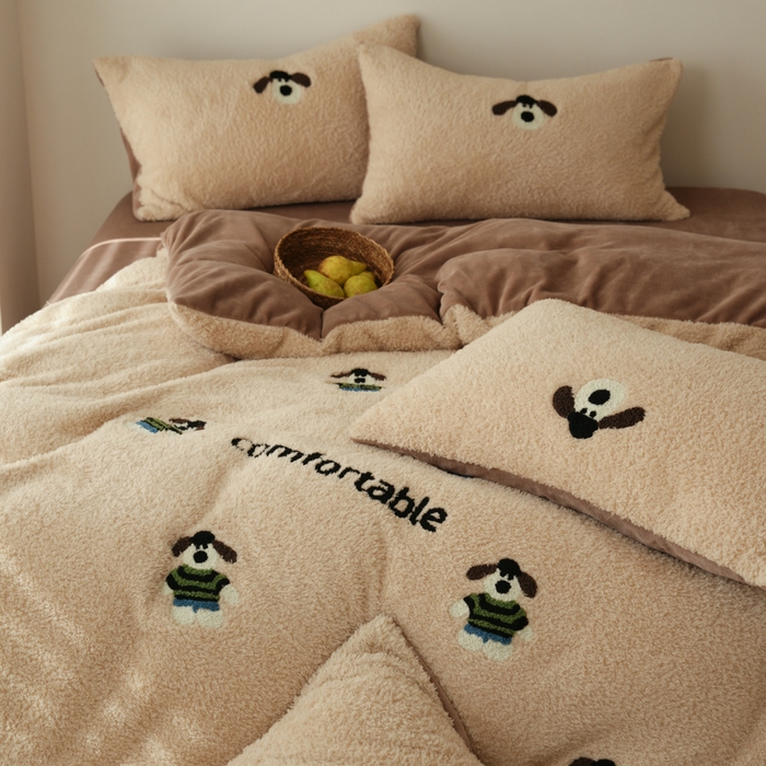 91家纺网 家纺一手货源 找家纺 禾时 2025新款蚂蚁绒牛奶绒毛巾绣四件套 狗狗派对