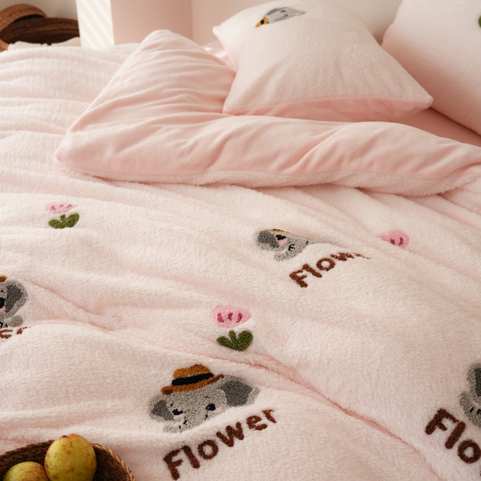 91家纺网 家纺一手货源 找家纺 禾时 2025新款蚂蚁绒牛奶绒毛巾绣四件套 吉象如意