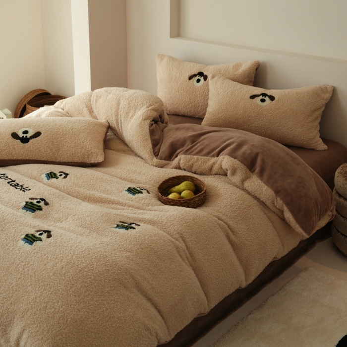 91家纺网 家纺一手货源 找家纺 禾时 2025新款蚂蚁绒牛奶绒毛巾绣四件套 狗狗派对