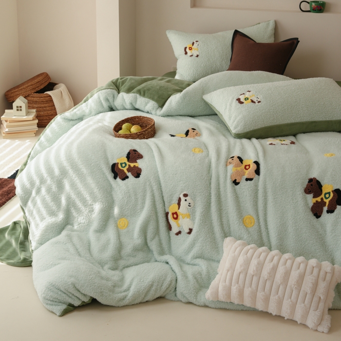 91家纺网 家纺一手货源 找家纺 禾时 2025新款蚂蚁绒牛奶绒毛巾绣四件套 马上有钱