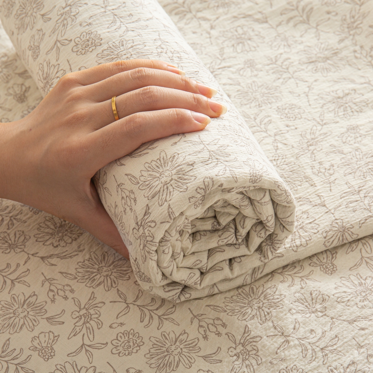 91家纺网 家纺一手货源 找家纺 小叮当家纺仓储工厂店 【长期供货】2025新款双层纱地铺防尘套【支持小批量定制】 S繁花