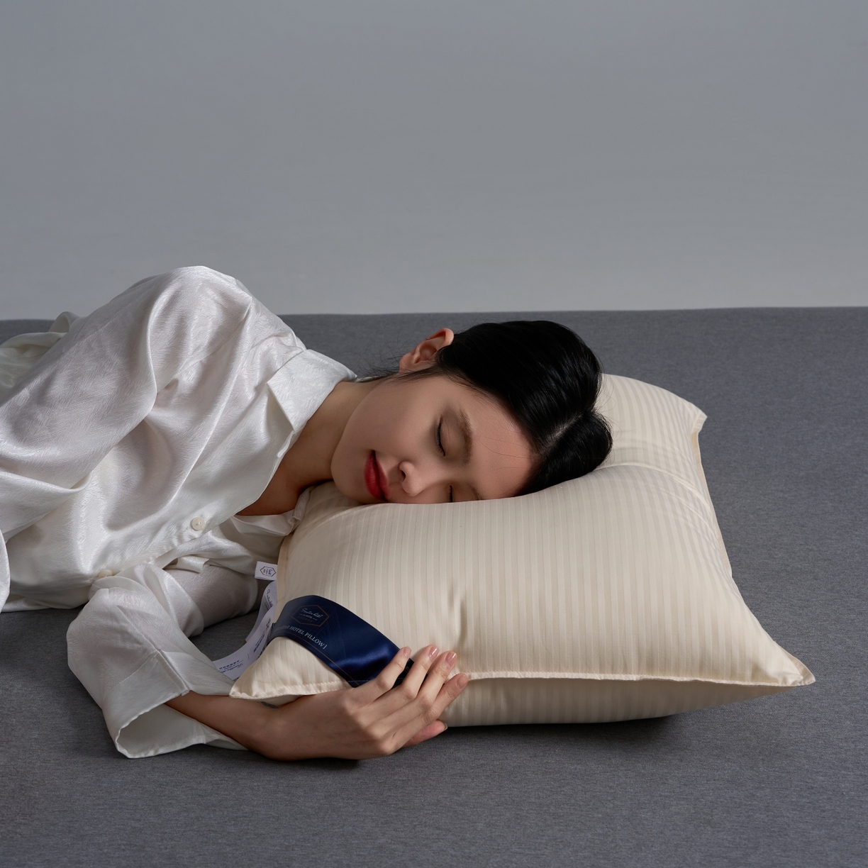 91家纺网 家纺一手货源 找家纺 乐可 2025新款尊享缎条酒店枕枕头枕芯 缎条酒店枕-黄