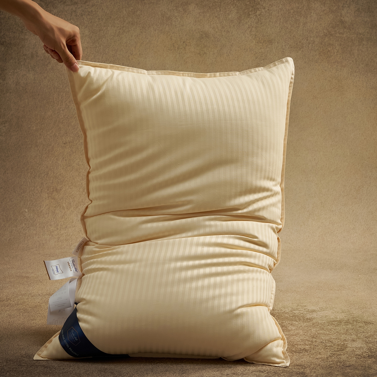 91家纺网 家纺一手货源 找家纺 乐可 2025新款尊享缎条酒店枕枕头枕芯 缎条酒店枕-黄