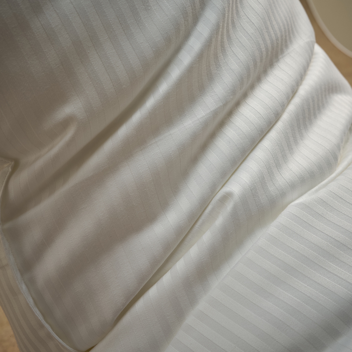 91家纺网 家纺一手货源 找家纺 乐可 2025新款尊享缎条酒店枕枕头枕芯 缎条酒店枕-白