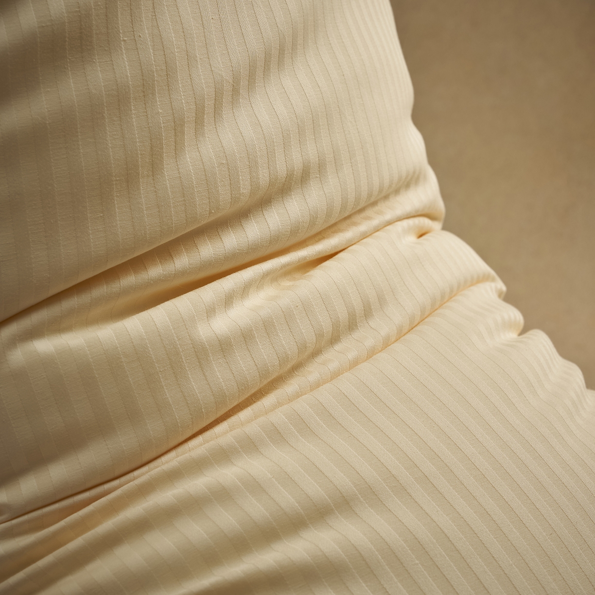 91家纺网 家纺一手货源 找家纺 乐可 2025新款尊享缎条酒店枕枕头枕芯 缎条酒店枕-黄