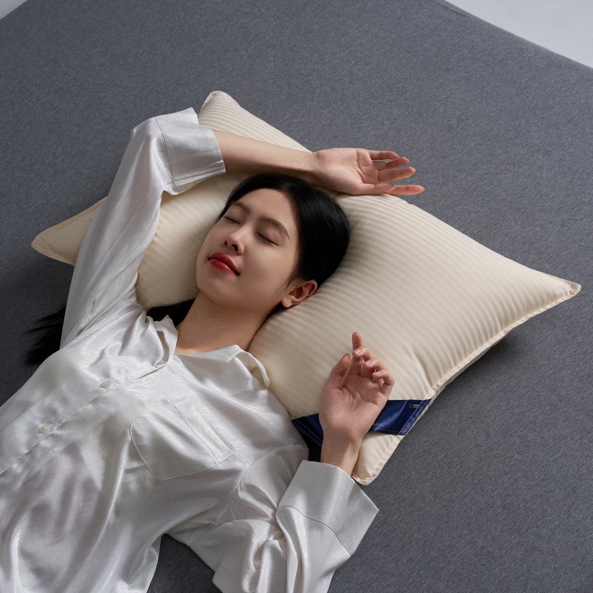 91家纺网 家纺一手货源 找家纺 乐可 2025新款尊享缎条酒店枕枕头枕芯 缎条酒店枕-黄