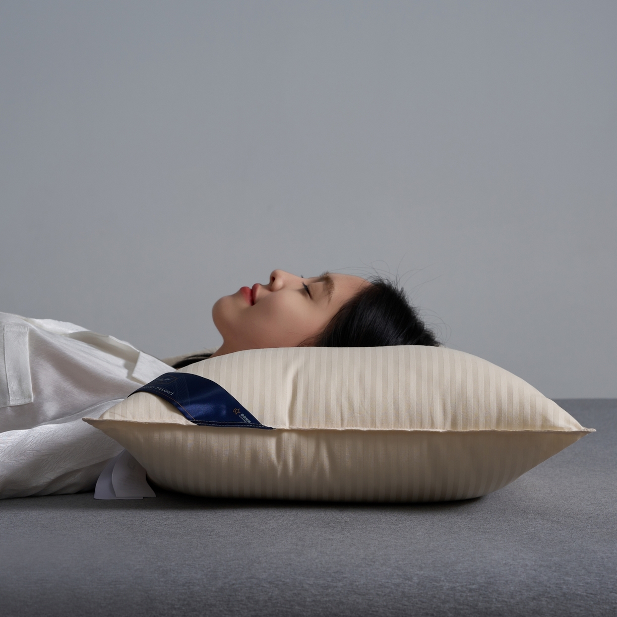 91家纺网 家纺一手货源 找家纺 乐可 2025新款尊享缎条酒店枕枕头枕芯 缎条酒店枕-黄