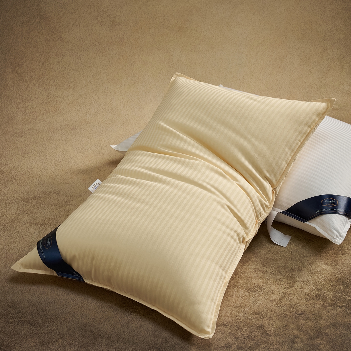 91家纺网 家纺一手货源 找家纺 乐可 2025新款尊享缎条酒店枕枕头枕芯 缎条酒店枕-黄