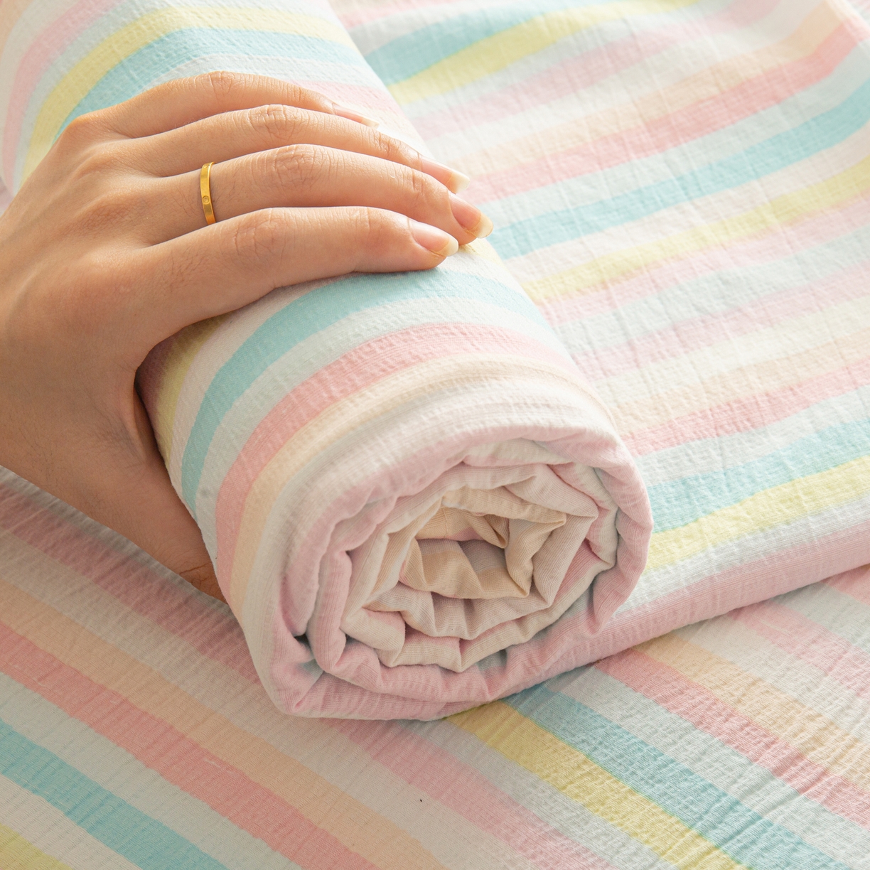 91家纺网 家纺一手货源 找家纺 （总）小叮当家纺仓储工厂店 【长期供货】2025新款双层纱地铺防尘套【支持小批量定制】