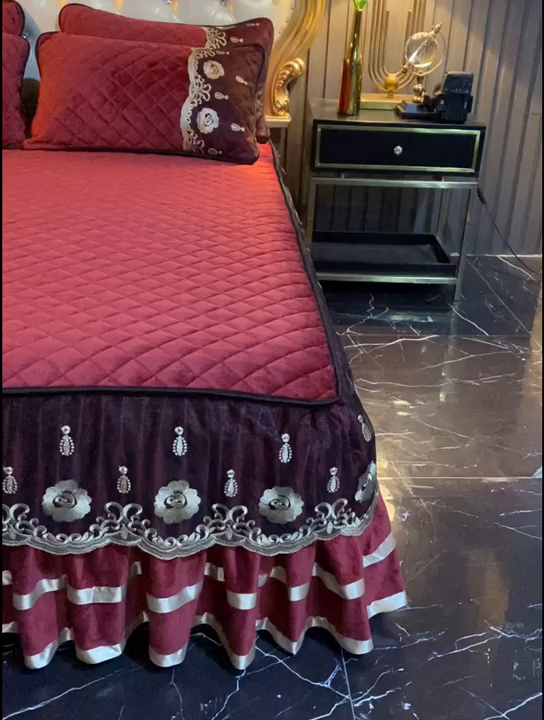 91家纺网 家纺一手货源 找家纺 小叮当家纺仓储工厂店 2025新款水晶绒夹棉床裙四件套 酒红