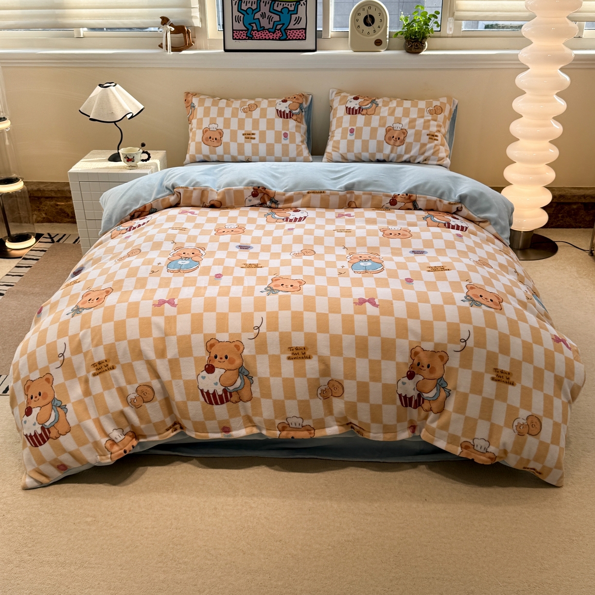 91家纺网 家纺一手货源 找家纺 呗旺鹿 2025新款A类牛奶绒数码印花卡通小清新四件套（场景一）曲奇小熊