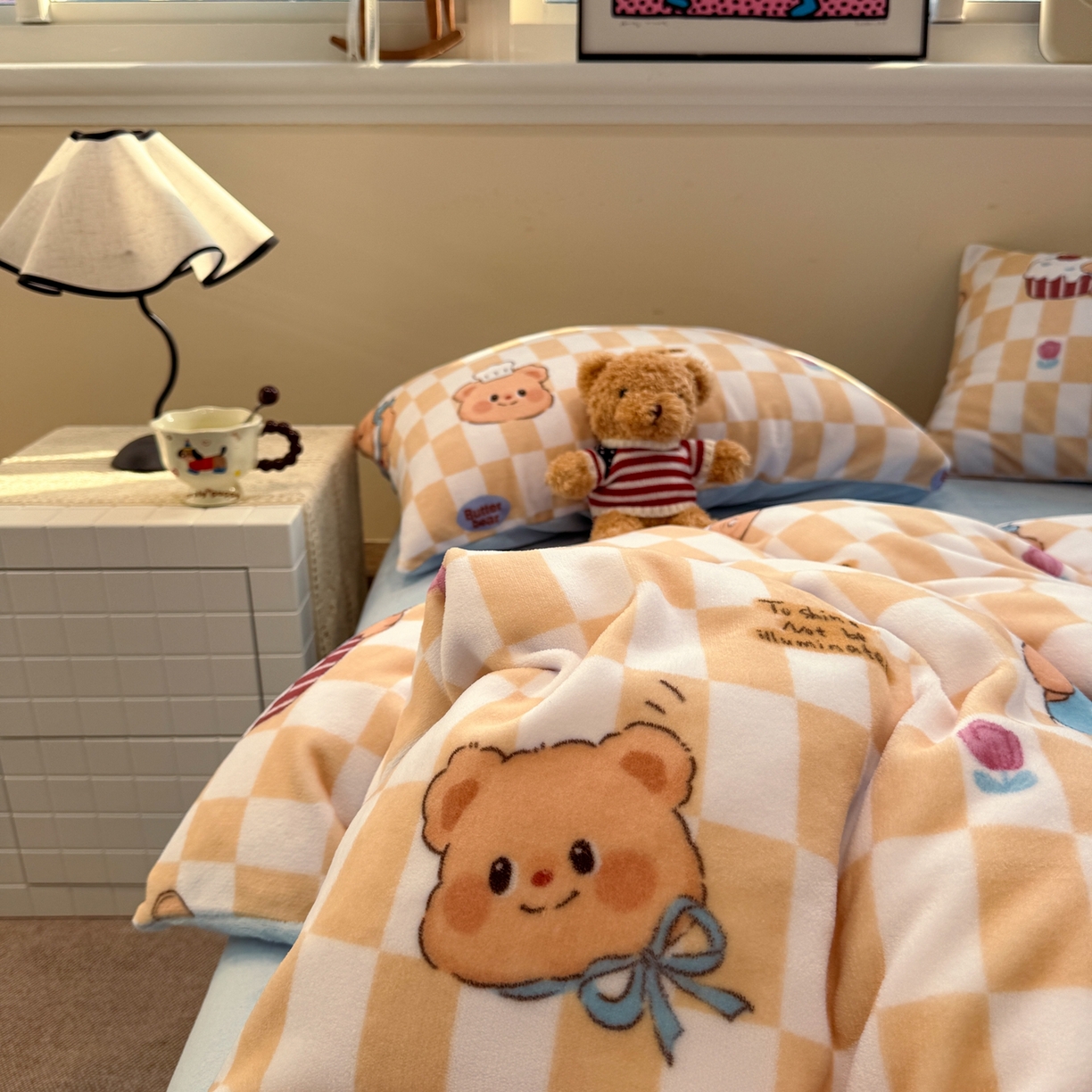 91家纺网 家纺一手货源 找家纺 呗旺鹿 2025新款A类牛奶绒数码印花卡通小清新四件套（场景一）曲奇小熊