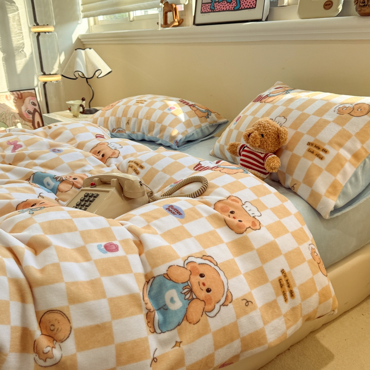 91家纺网 家纺一手货源 找家纺 呗旺鹿 2025新款A类牛奶绒数码印花卡通小清新四件套（场景一）曲奇小熊