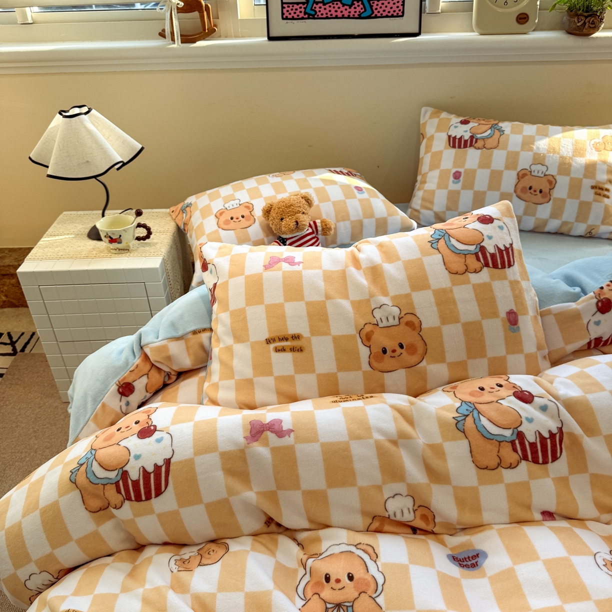 91家纺网 家纺一手货源 找家纺 呗旺鹿 2025新款A类牛奶绒数码印花卡通小清新四件套（场景一）曲奇小熊