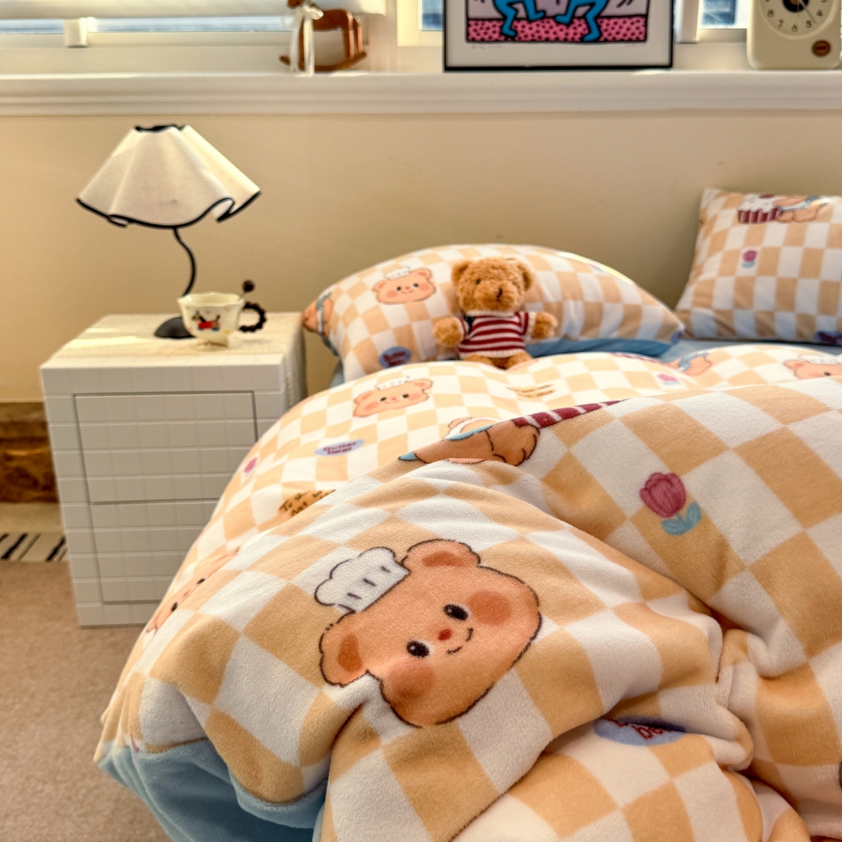 91家纺网 家纺一手货源 找家纺 呗旺鹿 2025新款A类牛奶绒数码印花卡通小清新四件套（场景一）曲奇小熊