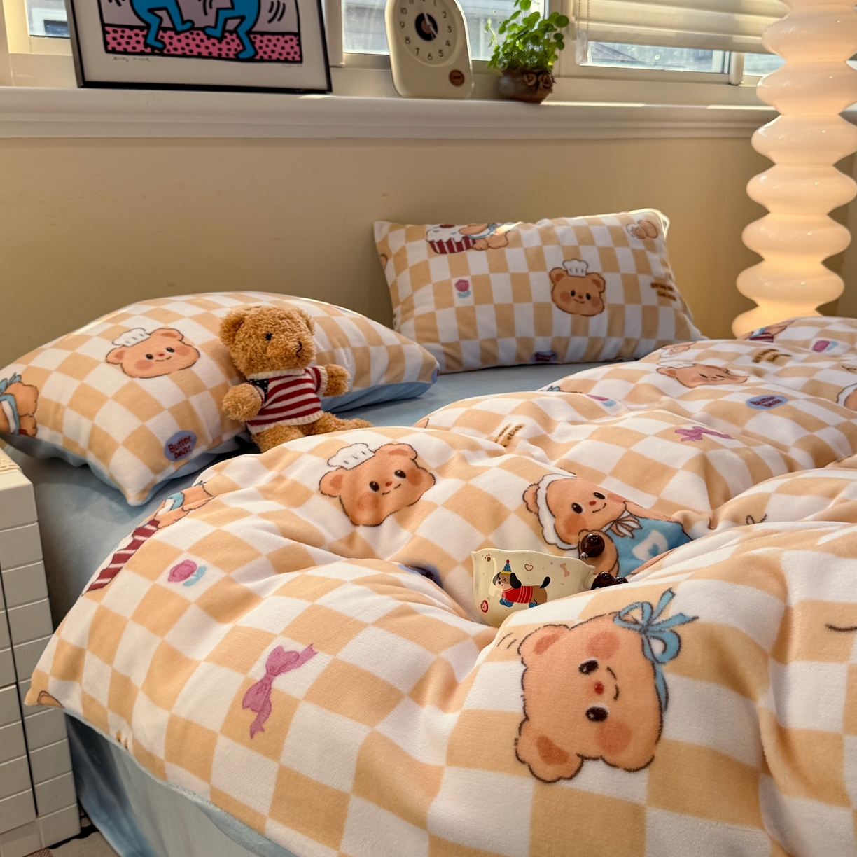 91家纺网 家纺一手货源 找家纺 呗旺鹿 2025新款A类牛奶绒数码印花卡通小清新四件套（场景一）曲奇小熊