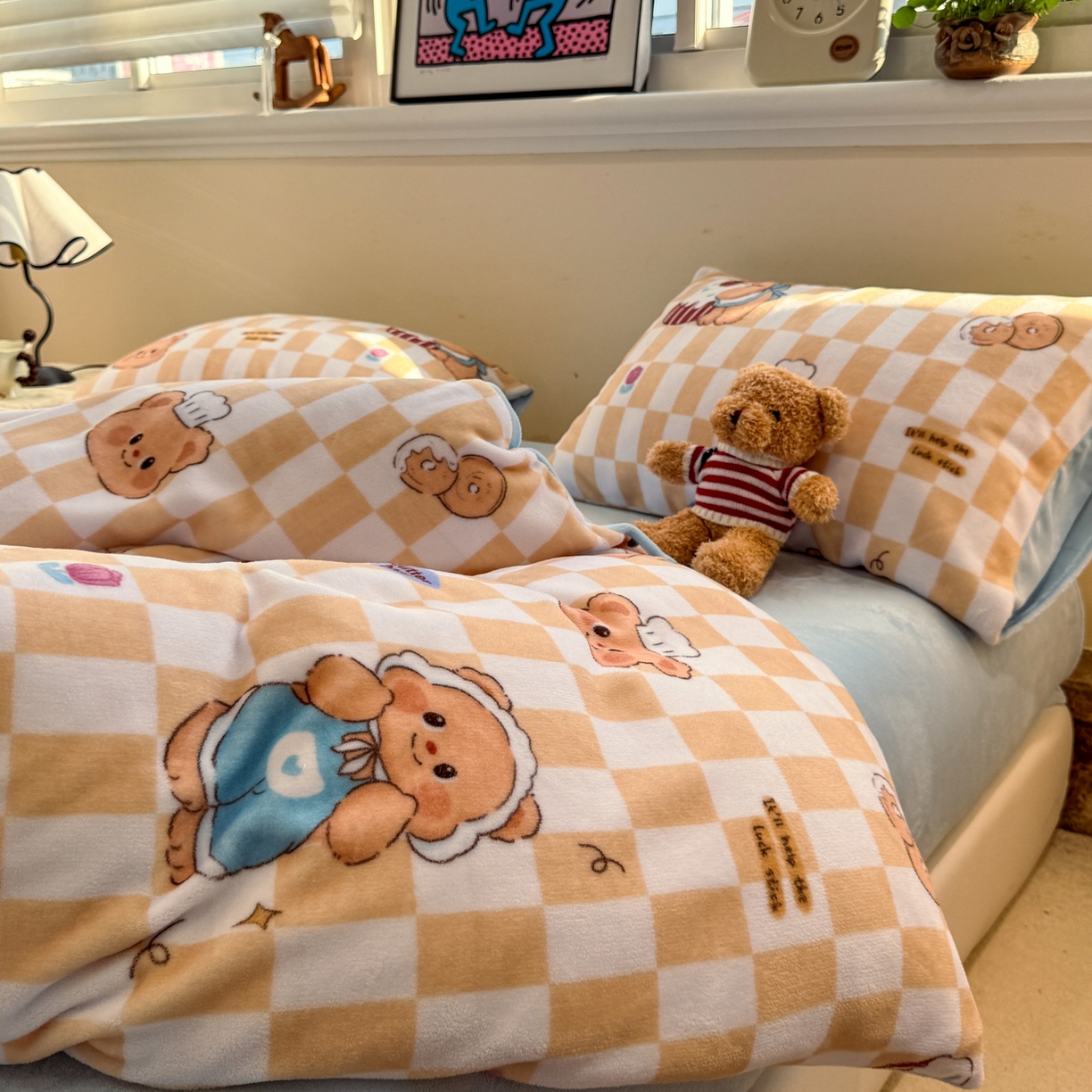 91家纺网 家纺一手货源 找家纺 呗旺鹿 2025新款A类牛奶绒数码印花卡通小清新四件套（场景一）曲奇小熊