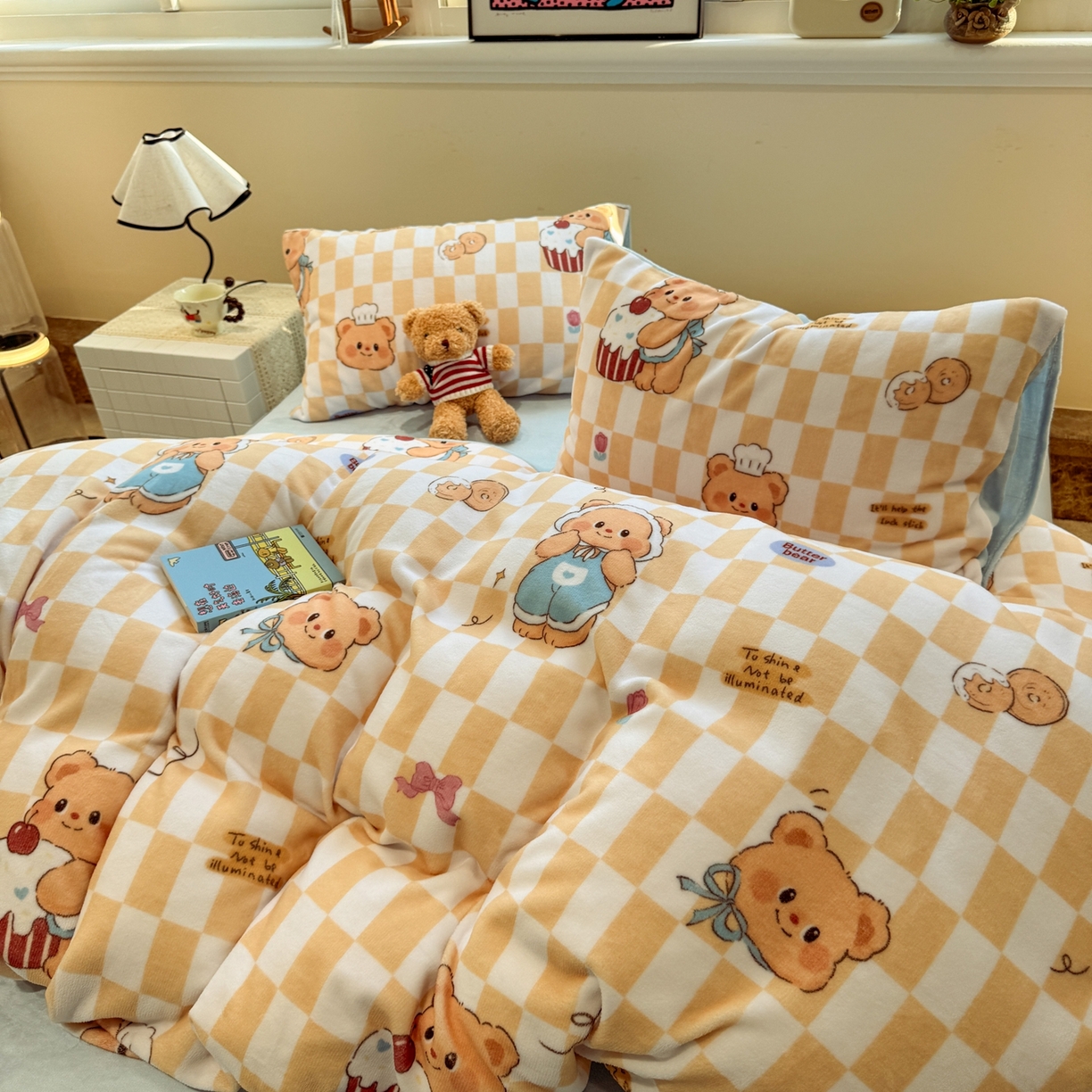 91家纺网 家纺一手货源 找家纺 呗旺鹿 2025新款A类牛奶绒数码印花卡通小清新四件套（场景一）曲奇小熊