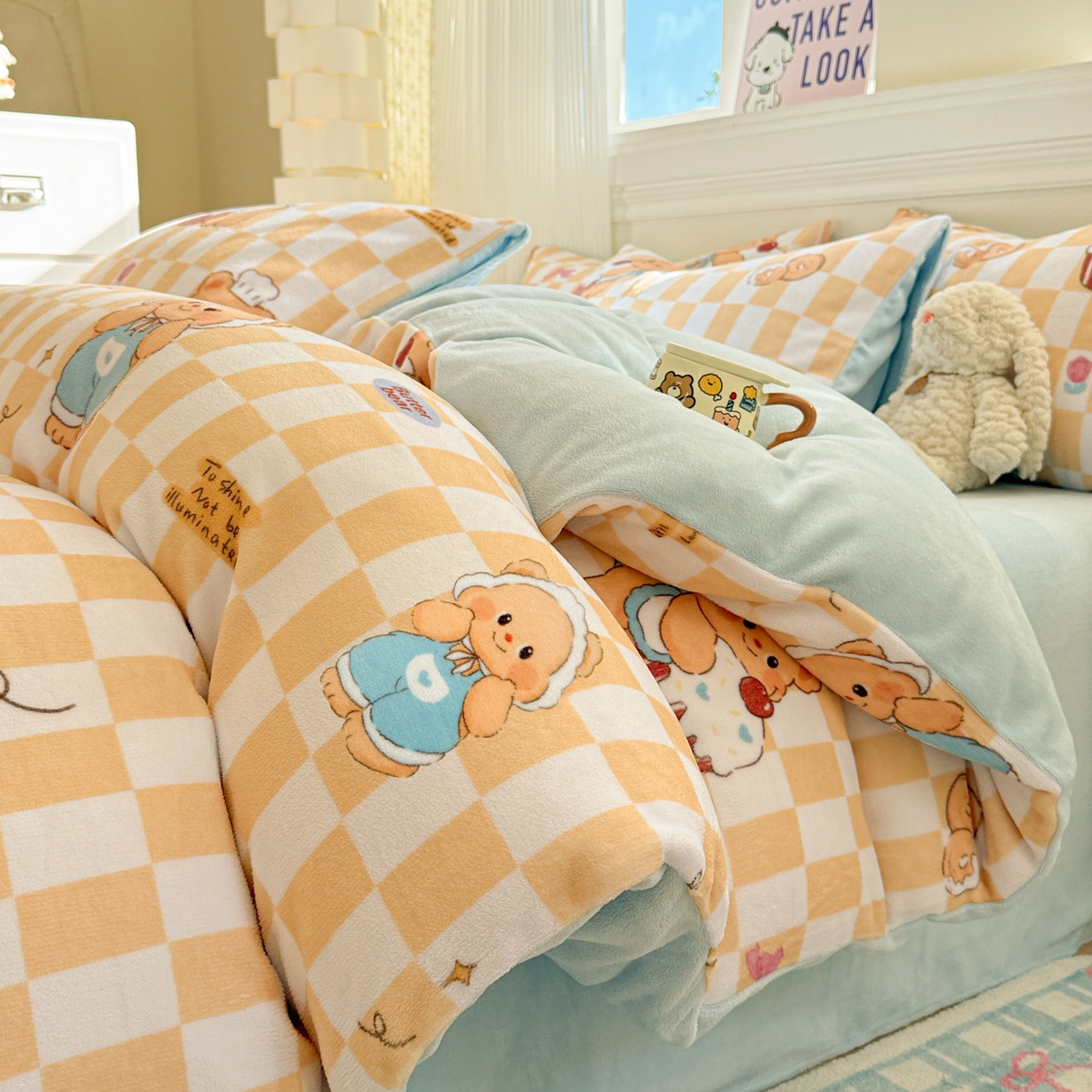 91家纺网 家纺一手货源 找家纺 （总）呗旺鹿 2025新款A类牛奶绒数码印花卡通小清新四件套（场景二）