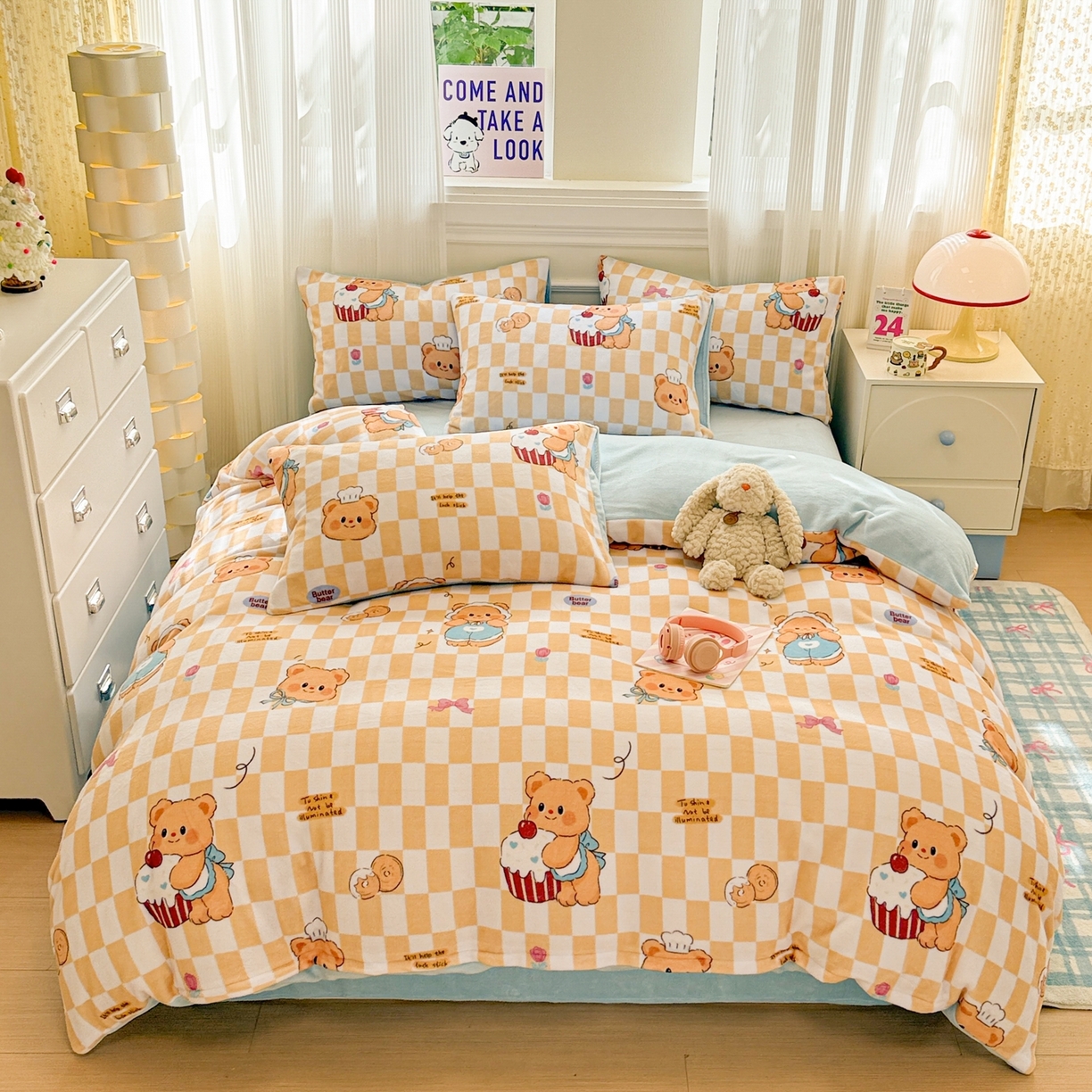 91家纺网 家纺一手货源 找家纺 呗旺鹿 2025新款A类牛奶绒数码印花卡通小清新四件套（场景二）曲奇小熊