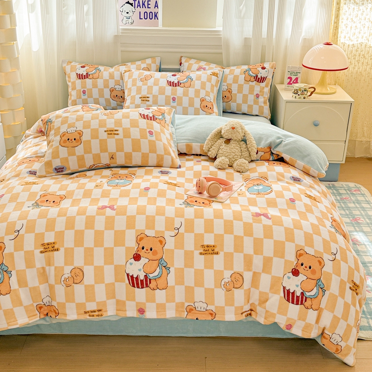 91家纺网 家纺一手货源 找家纺 呗旺鹿 2025新款A类牛奶绒数码印花卡通小清新四件套（场景二）曲奇小熊