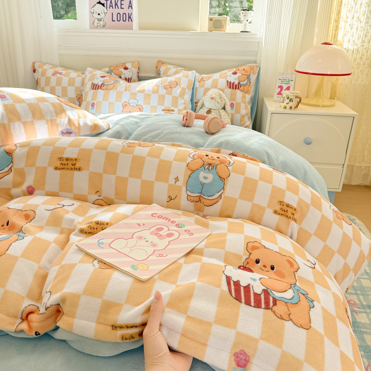 91家纺网 家纺一手货源 找家纺 呗旺鹿 2025新款A类牛奶绒数码印花卡通小清新四件套（场景二）曲奇小熊