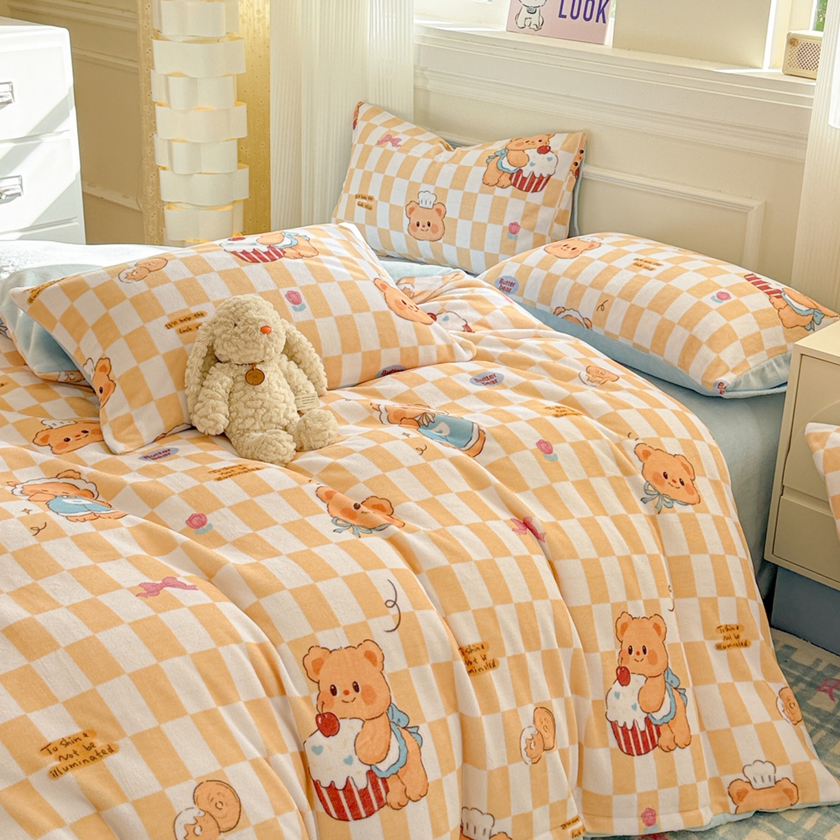 91家纺网 家纺一手货源 找家纺 呗旺鹿 2025新款A类牛奶绒数码印花卡通小清新四件套（场景二）曲奇小熊