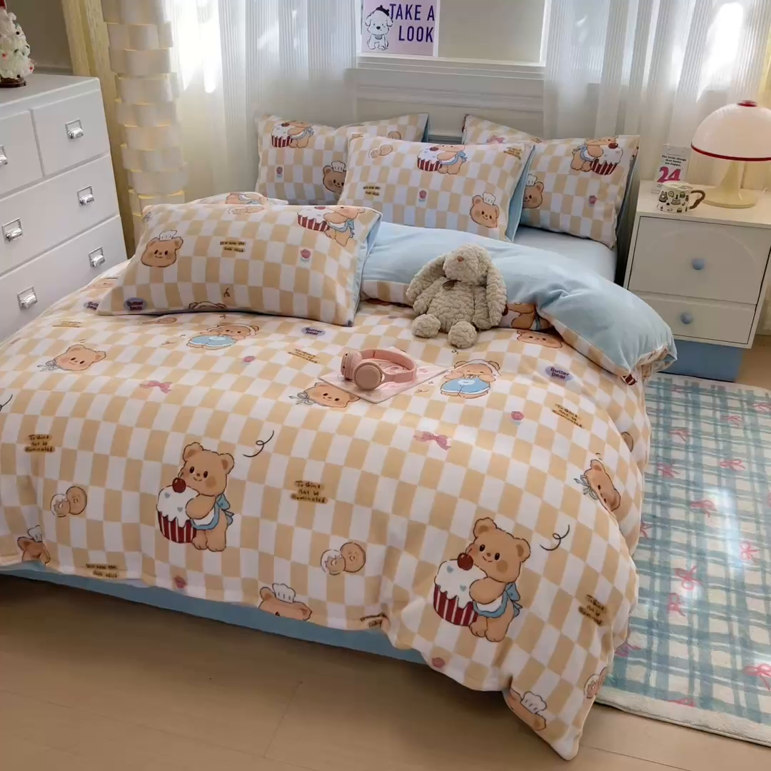 91家纺网 家纺一手货源 找家纺 呗旺鹿 2025新款A类牛奶绒数码印花卡通小清新四件套（场景二）曲奇小熊