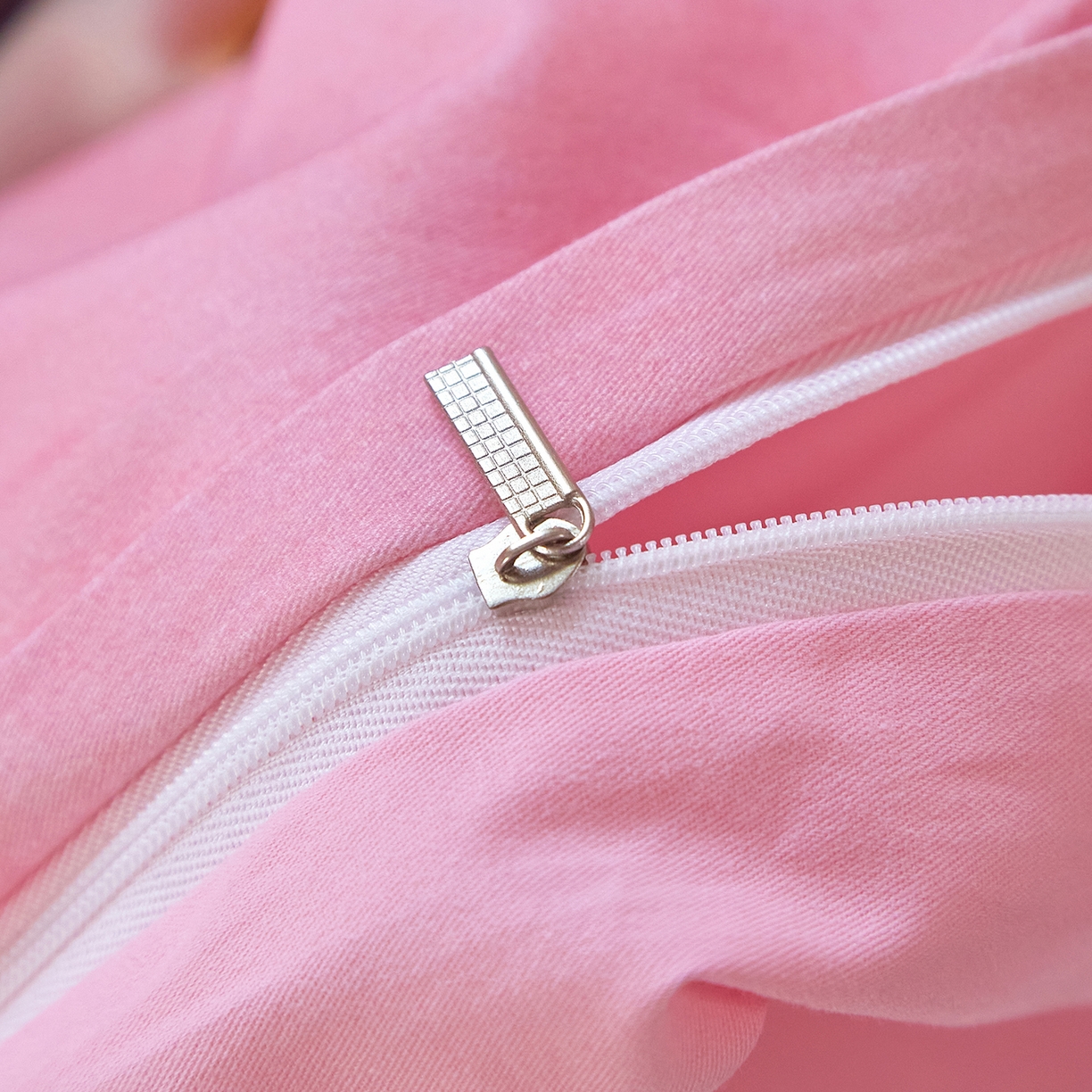 91家纺网 家纺一手货源 找家纺 格里芬家纺 2025新款全棉纯棉加厚油画风大版卡通印花四件套 （控价标准不低于238元） 墨宝妞妞-粉