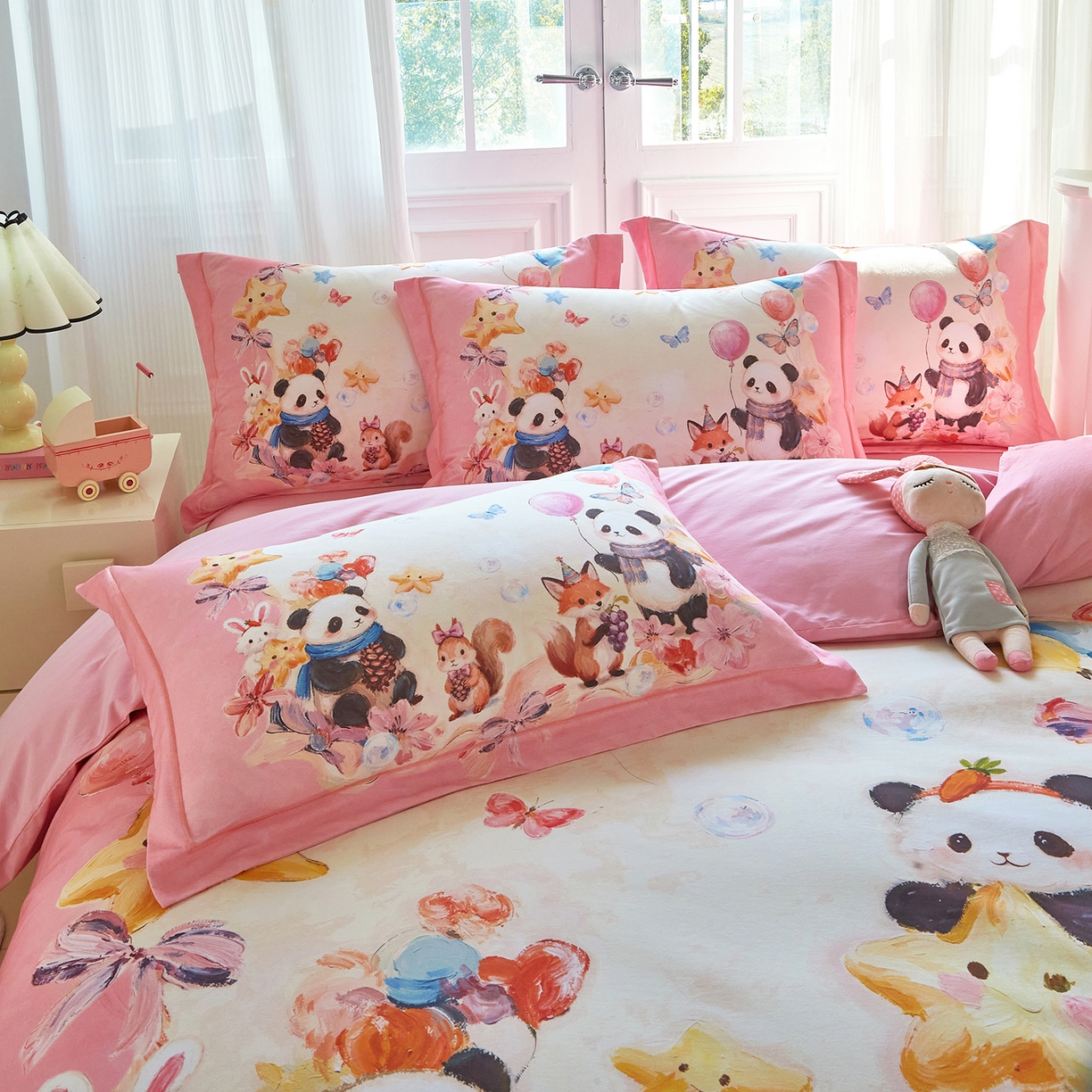 91家纺网 家纺一手货源 找家纺 格里芬家纺 2025新款全棉纯棉加厚油画风大版卡通印花四件套 （控价标准不低于238元） 墨宝妞妞-粉