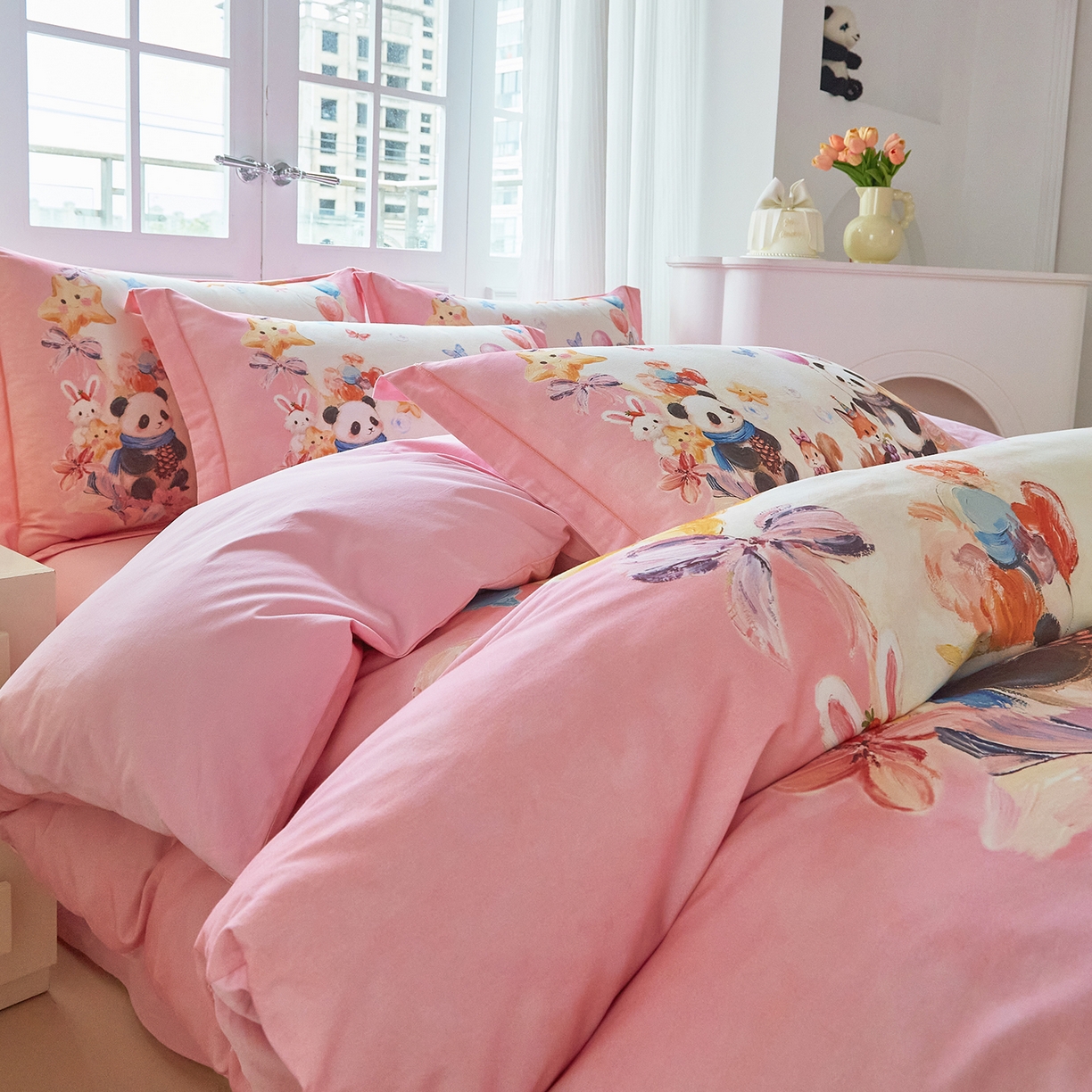 91家纺网 家纺一手货源 找家纺 格里芬家纺 2025新款全棉纯棉加厚油画风大版卡通印花四件套 （控价标准不低于238元） 墨宝妞妞-粉