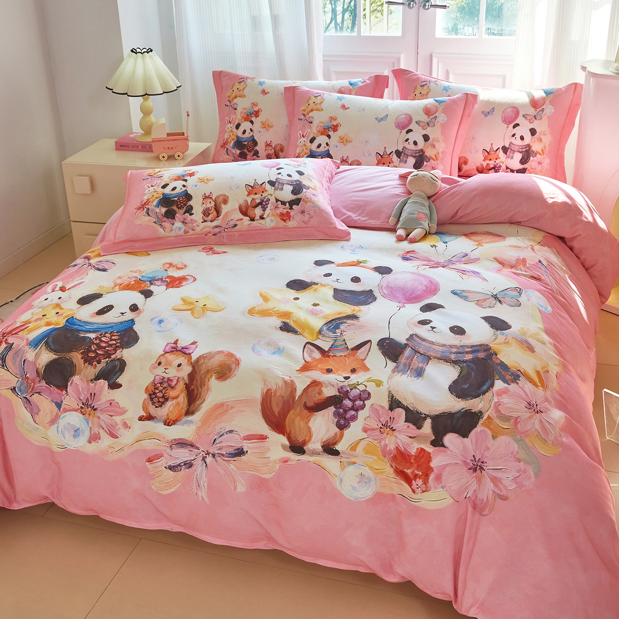 91家纺网 家纺一手货源 找家纺 格里芬家纺 2025新款全棉纯棉加厚油画风大版卡通印花四件套 （控价标准不低于238元） 墨宝妞妞-粉