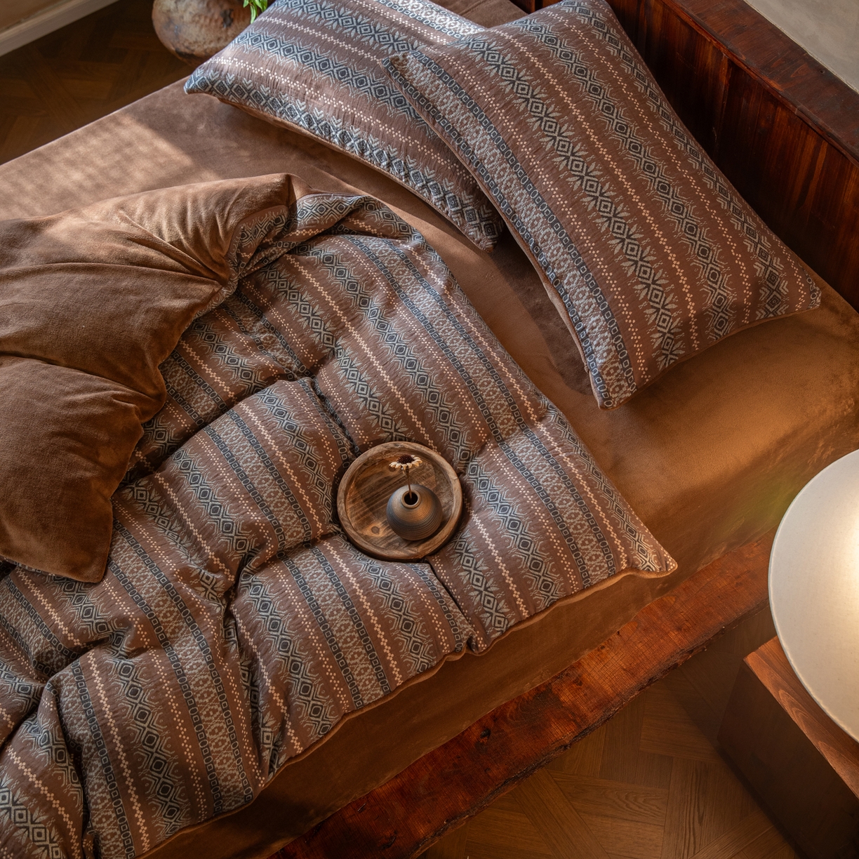 91家纺网 家纺一手货源 找家纺 仰望棉麻双层纱供应链 2025新款棉加绒A版双层纱B版德绒四件套 波西米亚狂想曲