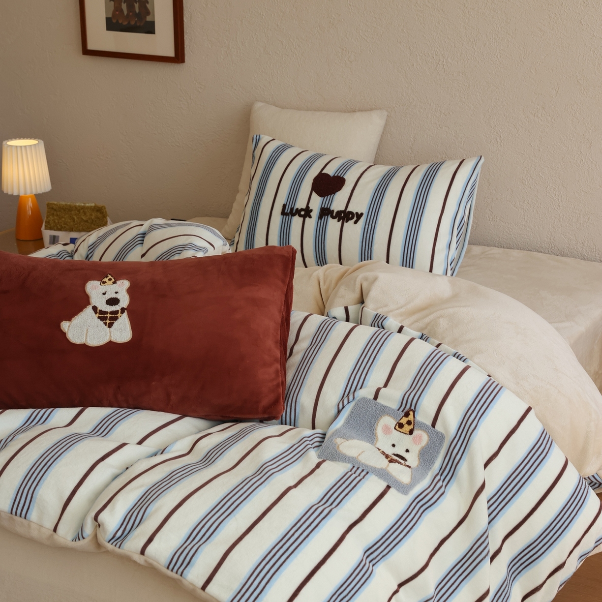 91家纺网 家纺一手货源 找家纺 （总）初拾 2025新款230g牛奶绒数码印花情绪价值四件套-幸运泡芙 （包装+10元 控价：任何平台日常券后小三件不低于218 元 ，标准券后不低于318元，加大不低于338元）