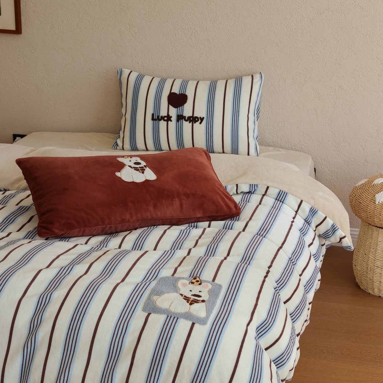 91家纺网 家纺一手货源 找家纺 （总）初拾 2025新款230g牛奶绒数码印花情绪价值四件套-幸运泡芙 （包装+10元 控价：任何平台日常券后小三件不低于218 元 ，标准券后不低于318元，加大不低于338元）