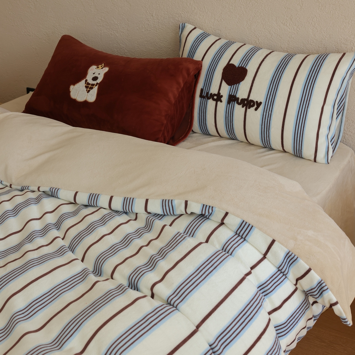 91家纺网 家纺一手货源 找家纺 （总）初拾 2025新款230g牛奶绒数码印花情绪价值四件套-幸运泡芙 （包装+10元 控价：任何平台日常券后小三件不低于218 元 ，标准券后不低于318元，加大不低于338元）