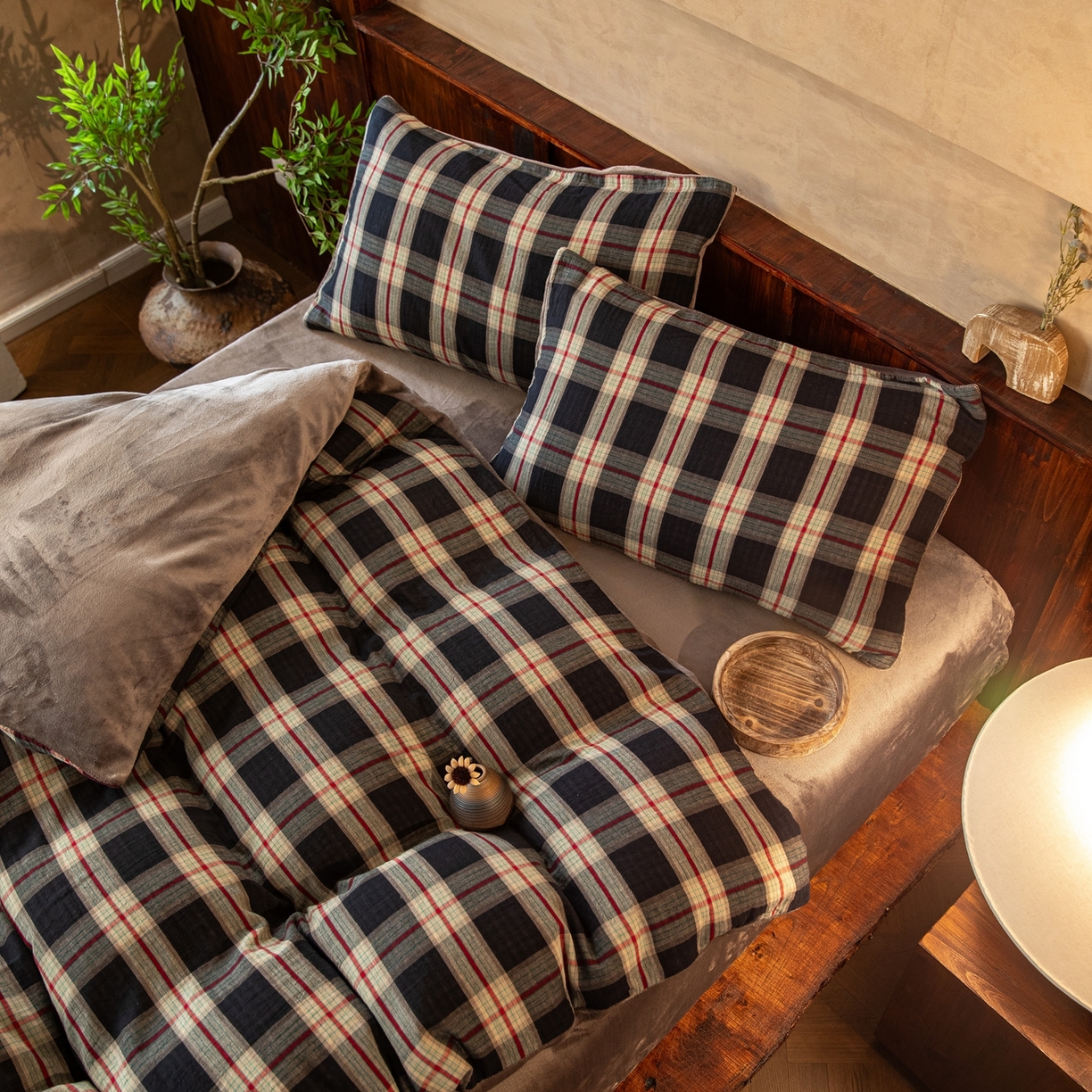 91家纺网 家纺一手货源 找家纺 仰望棉麻双层纱供应链 2025新款棉加绒A版双层纱B版德绒四件套 兰大格