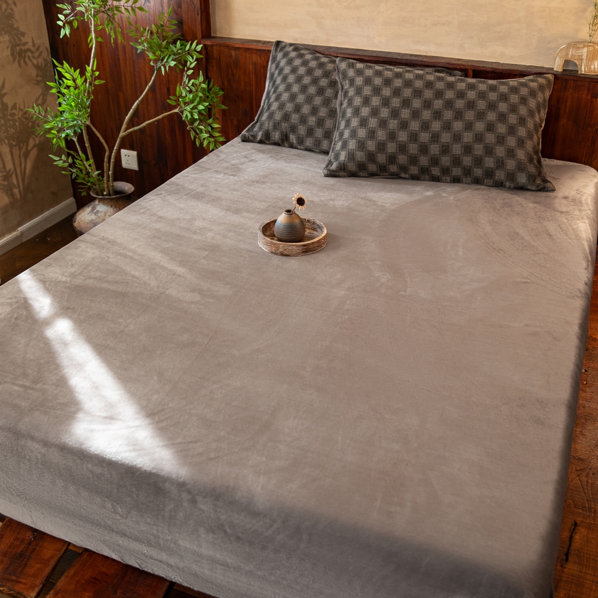 91家纺网 家纺一手货源 找家纺 仰望棉麻双层纱供应链 2025新款棉加绒A版双层纱B版德绒四件套 朦胧格