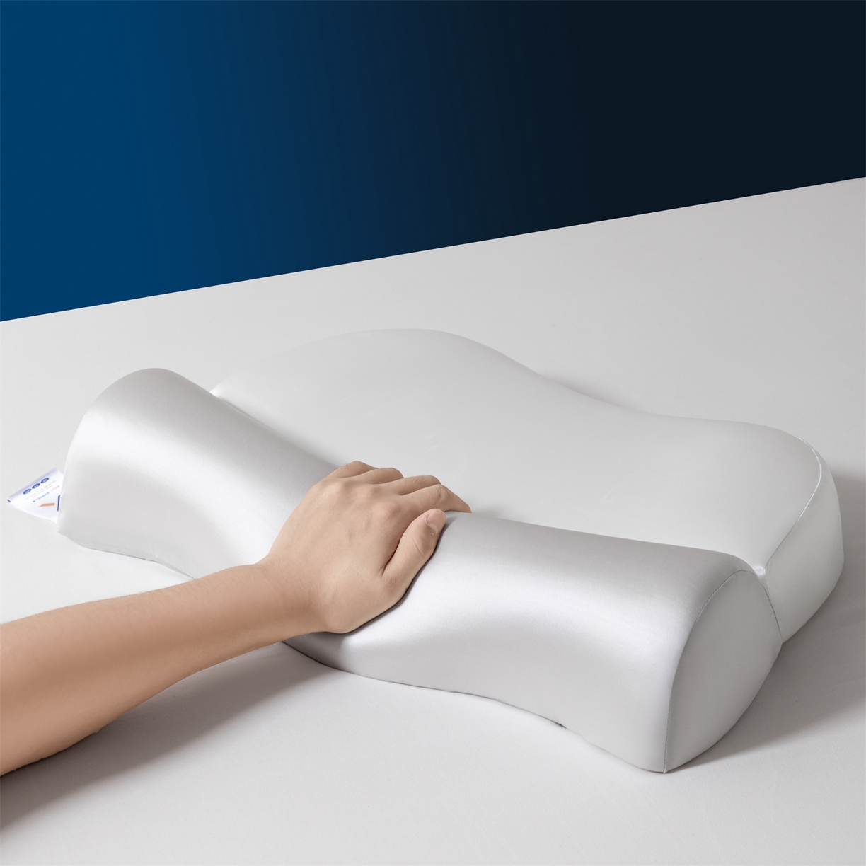 91家纺网 家纺一手货源 找家纺 金牛枕芯 2025新款2合1牵引记忆枕芯锦氨透气凉感零压深睡记忆牵引按摩枕芯枕头 白+灰