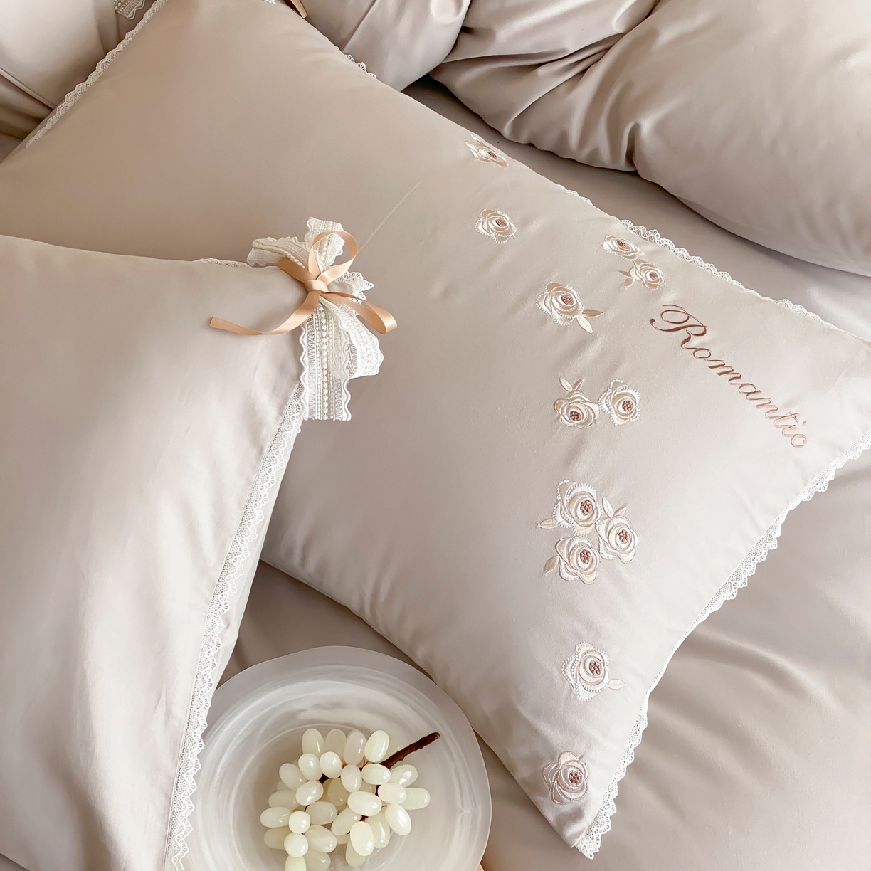 91家纺网 家纺一手货源 找家纺 （总）佳汐蓝家纺 2025秋冬新款新疆长绒棉全棉纯棉刺绣蕾丝四件套-场景一梦幻芭蕾