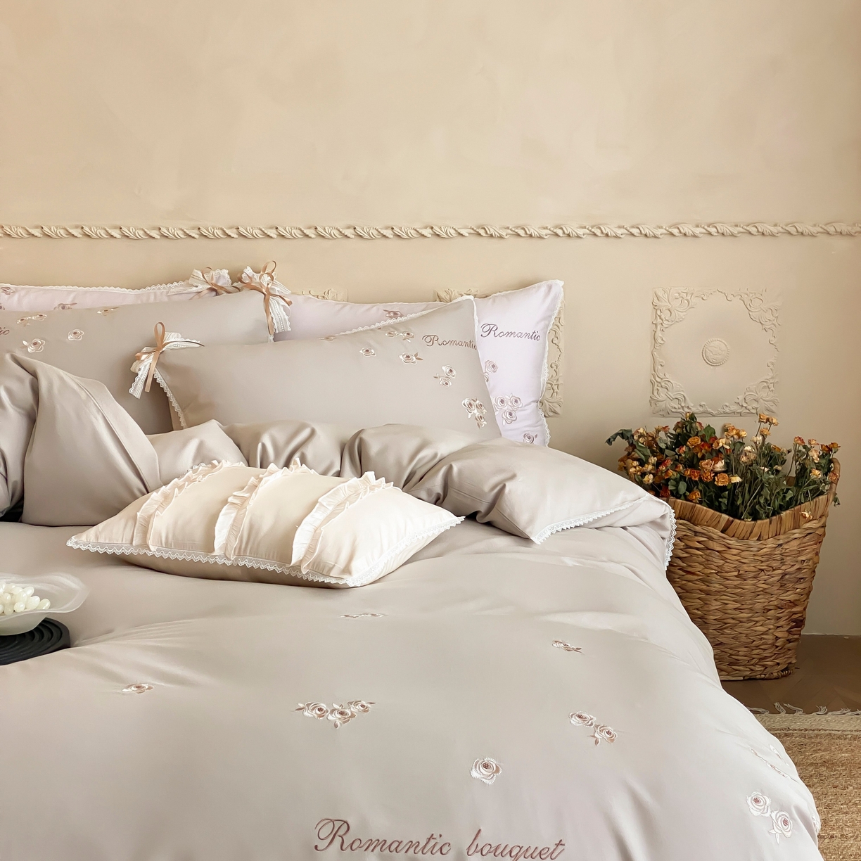 91家纺网 家纺一手货源 找家纺 （总）佳汐蓝家纺 2025秋冬新款新疆长绒棉全棉纯棉刺绣蕾丝四件套-场景一梦幻芭蕾